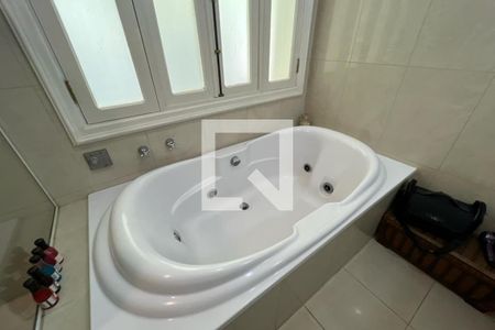 Casa à venda com 500m², 4 quartos e 4 vagas Casa à venda com 500m², 4 quartos e 4 vagasBanheira
