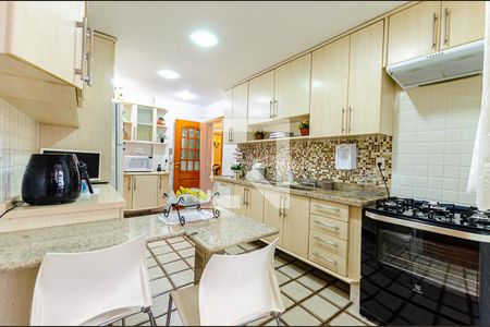 Apartamento à venda com 215m², 3 quartos e 3 vagas Apartamento à venda com 215m², 3 quartos e 3 vagasCozinha