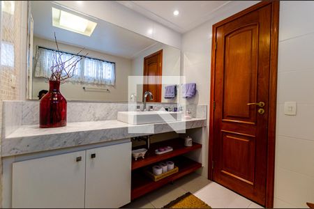 Apartamento à venda com 215m², 3 quartos e 3 vagas Apartamento à venda com 215m², 3 quartos e 3 vagasBanheiro da Suíte 1