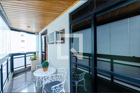 Apartamento à venda com 215m², 3 quartos e 3 vagas Apartamento à venda com 215m², 3 quartos e 3 vagasVaranda