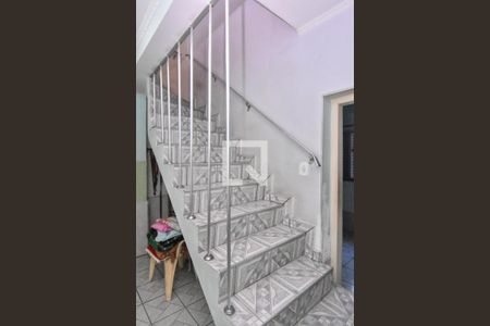 Casa à venda com 180m², 4 quartos e 1 vaga Casa à venda com 180m², 4 quartos e 1 vagaEscada