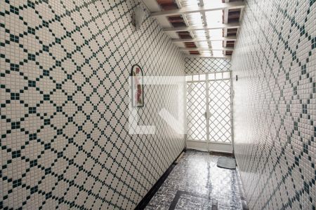 Casa à venda com 251m², 2 quartos e 6 vagas Casa à venda com 251m², 2 quartos e 6 vagasEntrada