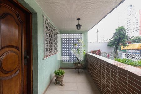 Casa à venda com 251m², 2 quartos e 6 vagas Casa à venda com 251m², 2 quartos e 6 vagasEntrada