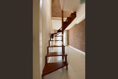 Apartamento à venda com 109m², 2 quartos e 1 vagaEscada