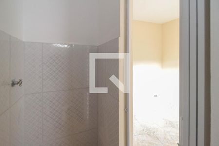 Banheiro de casa de condomínio para alugar com 1 quarto, 29m² em Jardim Santa Emília, São Paulo