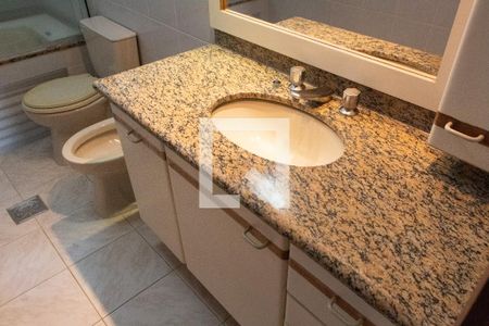 Apartamento à venda com 296m², 4 quartos e 3 vagas Apartamento à venda com 296m², 4 quartos e 3 vagasBANHEIRO DA SUITE 3