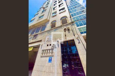 Apartamento à venda com 43m², 1 quarto e sem vaga Apartamento à venda com 43m², 1 quarto e sem vagaFachada com cartaz QA