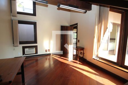 Casa à venda com 700m², 4 quartos e 7 vagas Casa à venda com 700m², 4 quartos e 7 vagasEscritório
