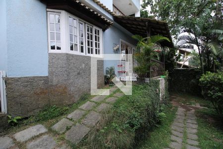 Casa à venda com 240m², 4 quartos e 4 vagasFachada