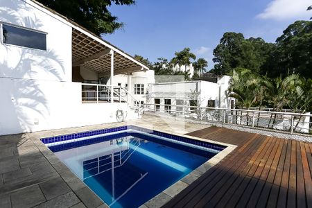 Casa à venda com 580m², 4 quartos e 5 vagas Casa à venda com 580m², 4 quartos e 5 vagasÁrea comum - Piscina