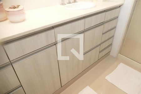 Apartamento à venda com 191m², 3 quartos e 2 vagas Apartamento à venda com 191m², 3 quartos e 2 vagasSuíte banheiro