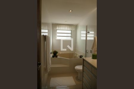 Apartamento à venda com 191m², 3 quartos e 2 vagas Apartamento à venda com 191m², 3 quartos e 2 vagasBanheiro social