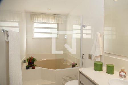 Apartamento à venda com 191m², 3 quartos e 2 vagas Apartamento à venda com 191m², 3 quartos e 2 vagasBanheiro social