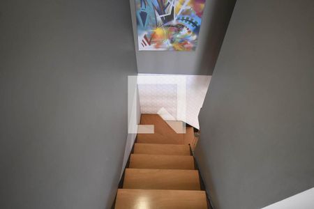 Apartamento à venda com 188m², 3 quartos e 2 vagas Apartamento à venda com 188m², 3 quartos e 2 vagasEscada