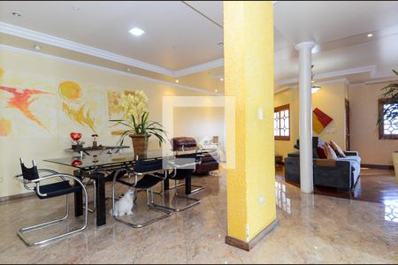 Casa à venda com 592m², 3 quartos e 5 vagasSala