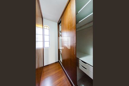 Casa à venda com 315m², 4 quartos e 3 vagasCloset