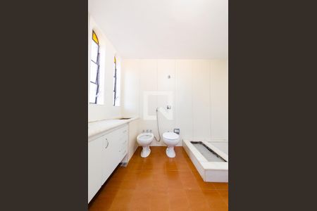 Casa à venda com 315m², 4 quartos e 3 vagasBanheiro da suíte 2