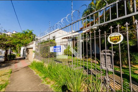 Casa à venda com 315m², 4 quartos e 3 vagasFachada