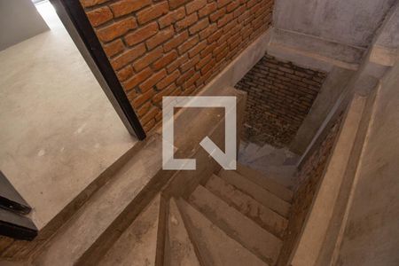 Casa à venda com 70m², 2 quartos e 1 vaga Casa à venda com 70m², 2 quartos e 1 vagaEscadas