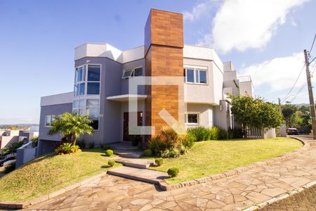 Casa de condomínio à venda com 250m², 3 quartos e 2 vagas Casa de condomínio à venda com 250m², 3 quartos e 2 vagasFachada