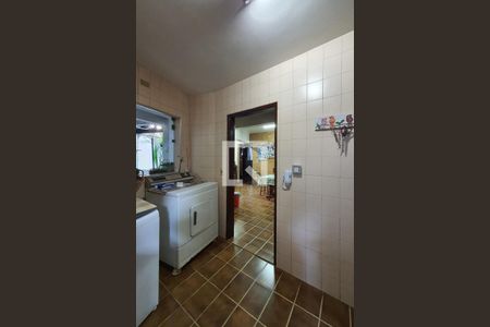 Casa à venda com 300m², 4 quartos e 4 vagas Casa à venda com 300m², 4 quartos e 4 vagasÁrea de serviço