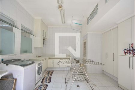 Casa à venda com 848m², 5 quartos e 8 vagasLavanderia