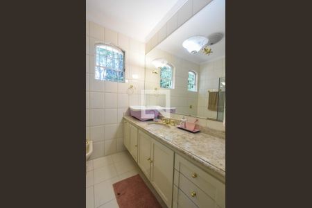 Casa à venda com 848m², 5 quartos e 8 vagasBanheiro Suíte 04