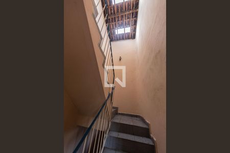 Casa à venda com 400m², 2 quartos e 2 vagas Casa à venda com 400m², 2 quartos e 2 vagasEscada