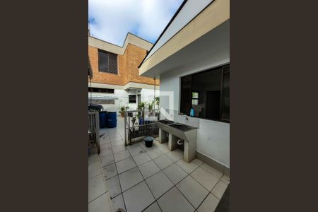 Casa à venda com 325m², 5 quartos e 5 vagas Casa à venda com 325m², 5 quartos e 5 vagasÁrea de Serviço de apoio