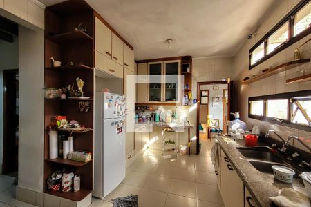 Casa à venda com 325m², 5 quartos e 5 vagas Casa à venda com 325m², 5 quartos e 5 vagasCozinha