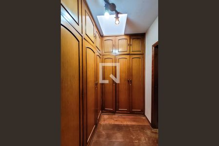 Casa à venda com 325m², 5 quartos e 5 vagas Casa à venda com 325m², 5 quartos e 5 vagasCloset da suíte 1