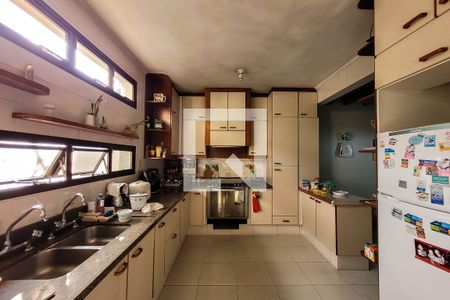 Casa à venda com 325m², 5 quartos e 5 vagas Casa à venda com 325m², 5 quartos e 5 vagasCozinha