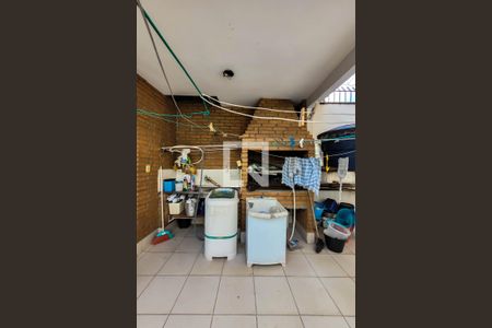 Casa à venda com 325m², 5 quartos e 5 vagas Casa à venda com 325m², 5 quartos e 5 vagasQuintal