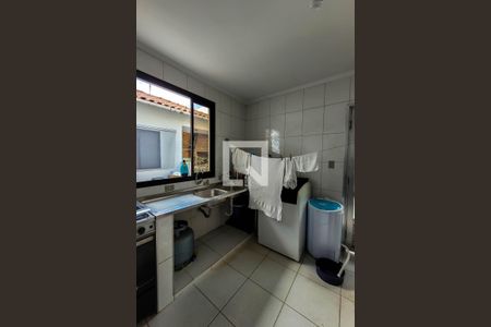 Casa à venda com 325m², 5 quartos e 5 vagas Casa à venda com 325m², 5 quartos e 5 vagasCozinha de apoio