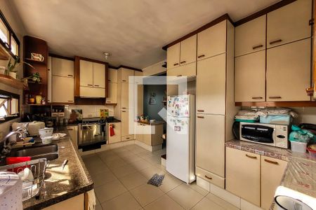 Casa à venda com 325m², 5 quartos e 5 vagas Casa à venda com 325m², 5 quartos e 5 vagasCozinha