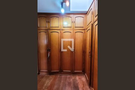 Casa à venda com 325m², 5 quartos e 5 vagas Casa à venda com 325m², 5 quartos e 5 vagasCloset da suíte 1