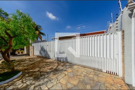Casa à venda com 160m², 3 quartos e 5 vagas Casa à venda com 160m², 3 quartos e 5 vagasFachada