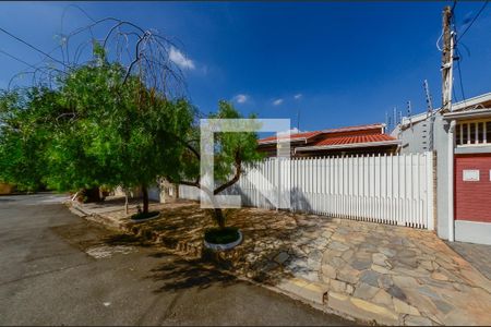 Casa à venda com 160m², 3 quartos e 5 vagas Casa à venda com 160m², 3 quartos e 5 vagasFachada