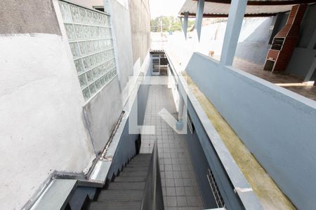 Casa à venda com 100m², 2 quartos e 3 vagas Casa à venda com 100m², 2 quartos e 3 vagasEscada