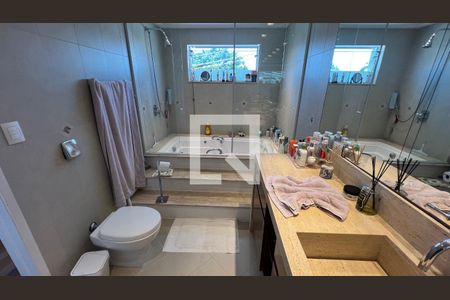 Casa à venda com 350m², 4 quartos e 2 vagasBanheiro da Suíte Master