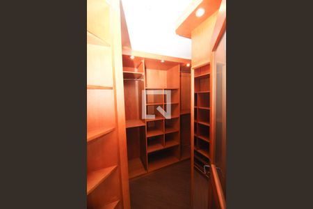 Casa à venda com 150m², 3 quartos e 2 vagas Casa à venda com 150m², 3 quartos e 2 vagasCloset da suíte