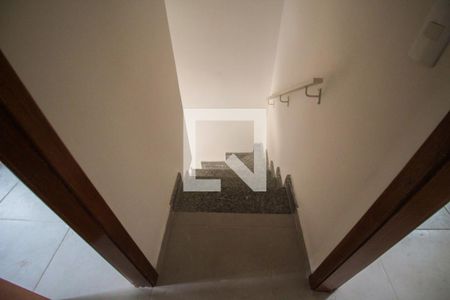 Casa de condomínio para alugar com 55m², 2 quartos e sem vagaEscada