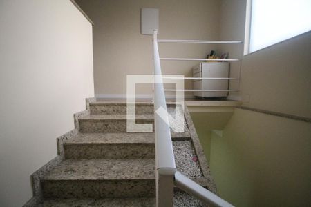 Casa para alugar com 300m², 4 quartos e 2 vagasEscada