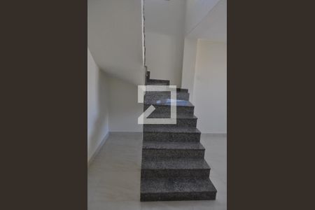 Casa à venda com 250m², 4 quartos e 2 vagasEscada de Acesso ao Segundo Andar