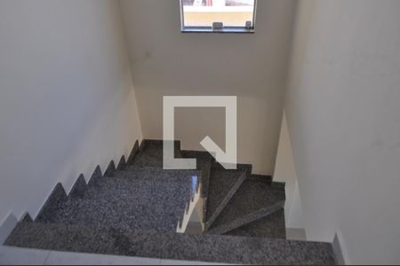 Casa à venda com 250m², 4 quartos e 2 vagasEscada de Acesso ao Segundo Andar