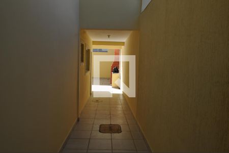 Casa à venda com 250m², 4 quartos e 2 vagasCorredor Lateral da Casa