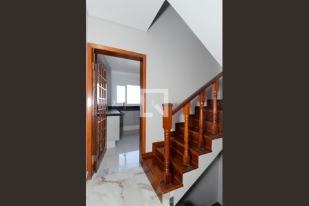 Casa à venda com 250m², 4 quartos e 6 vagasEscada dos Dormitórios