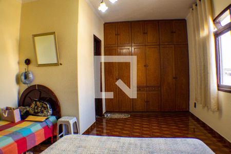 Casa à venda com 220m², 4 quartos e 4 vagas Casa à venda com 220m², 4 quartos e 4 vagasQuarto 1
