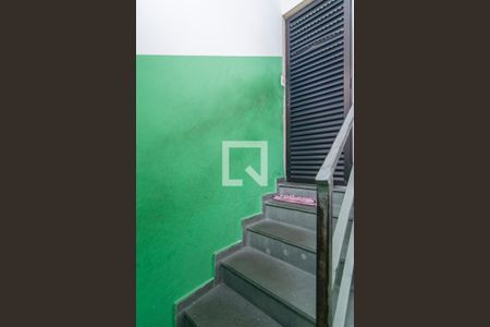 Casa à venda com 275m², 3 quartos e 8 vagas Casa à venda com 275m², 3 quartos e 8 vagasEscada da Garagem