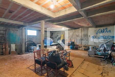 Casa à venda com 275m², 3 quartos e 8 vagas Casa à venda com 275m², 3 quartos e 8 vagasPorão